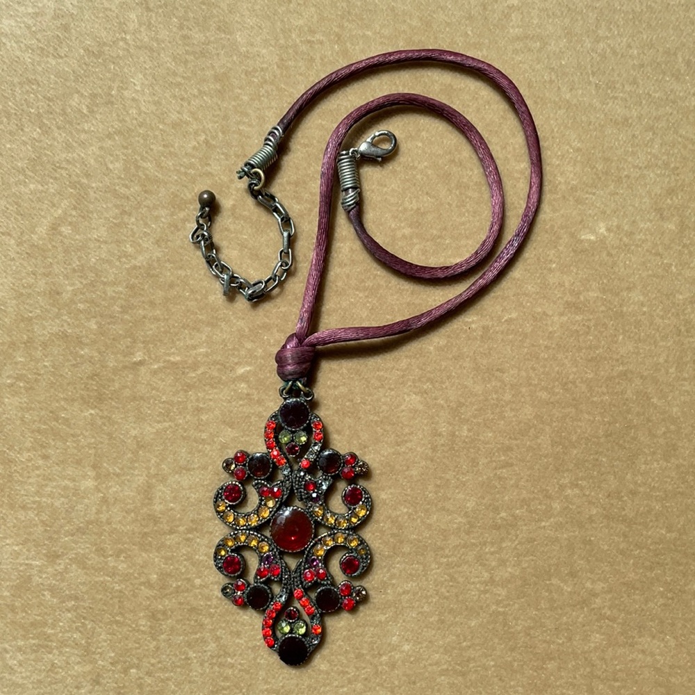 ⬇️ Vintage medallion necklace, burgundy